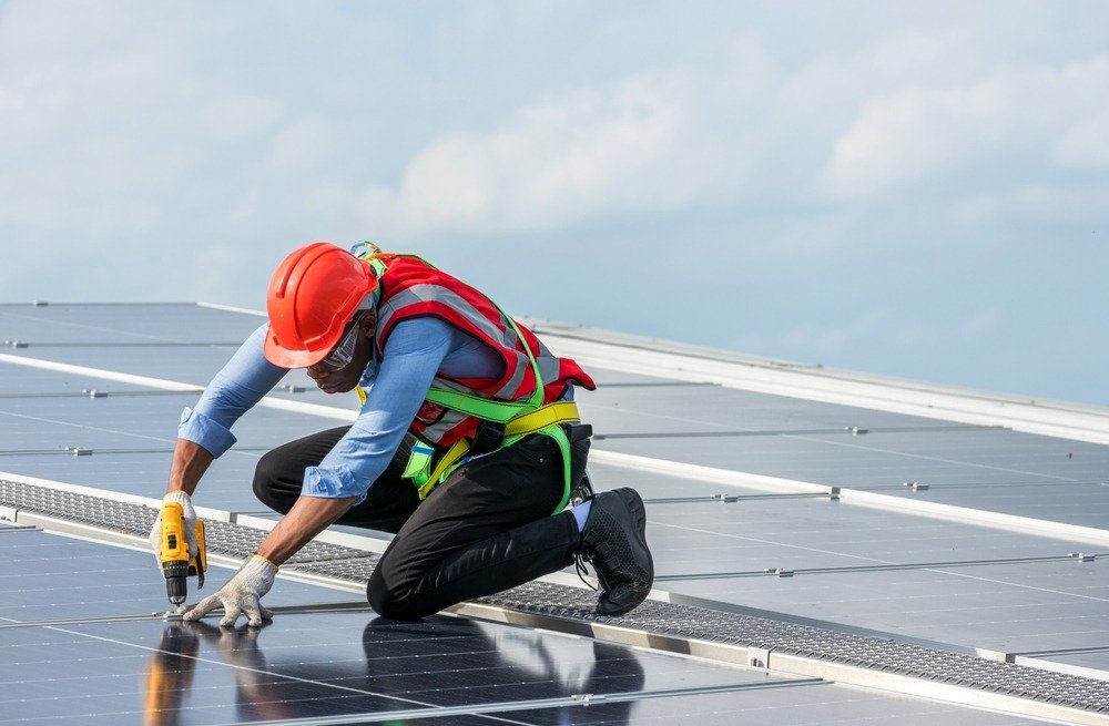 Engineer,Working,Setup,Solar,Panel,At,The,Roof,Top.,Engineer